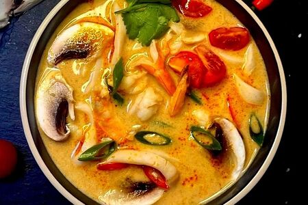 Том Ям с креветками и кальмаром