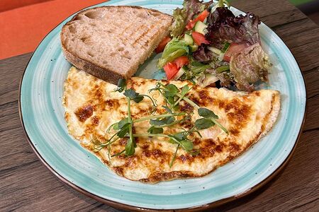 Омлет с сыром сулугуни