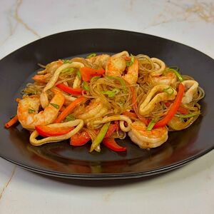 Фунчоза с креветками и кальмаром