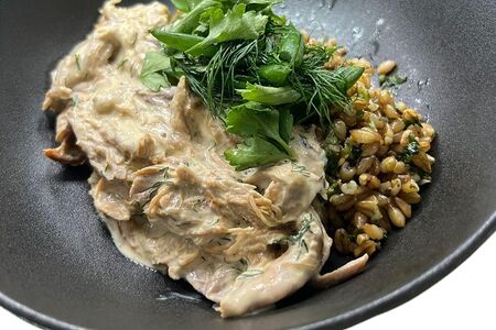 Молодой козленок с полбой и шпинатом