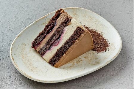 Шоколадно-вишневый торт с ореховым пралине