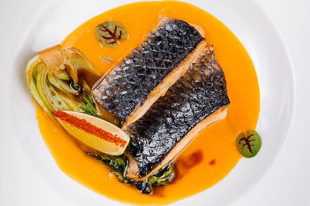 Тихоокеанская треска с капустой пак-чой и парментье из моркови и апельсина