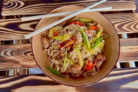 Удон с курицей и овощами