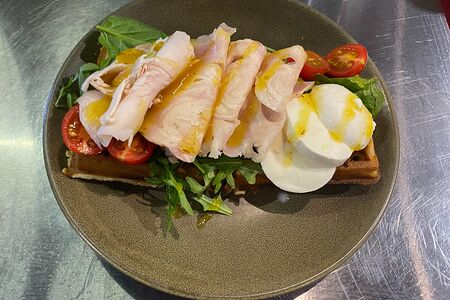 Вафля с индейкой и моцареллой