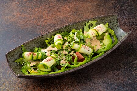 Зеленый салат с авокадо