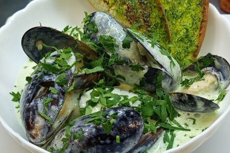 Мидии в сырно-чесночном соусе