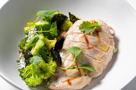 Куриная грудка с брокколи и сырным муссом 