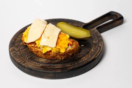 Теплый бутер Скрэмбл-сыр камамбер