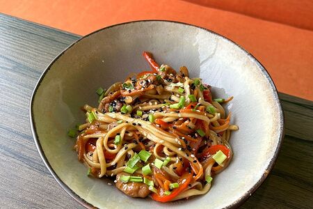 Удон с цыпленком и овощами