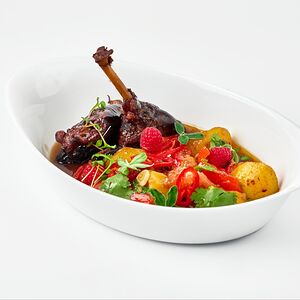 Томленый гусь в портвейне с овощами