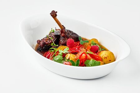 Томленый гусь в портвейне с овощами