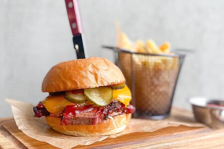 Бургер Брискет BBQ с картофелем фри и кетчупом