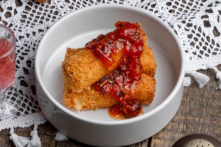 Жареный сыр с томатным вареньем