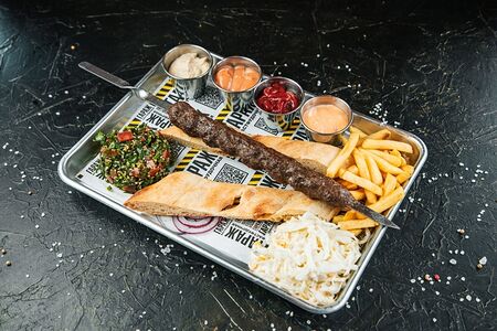 Люля-кебаб из говядины на тарелке