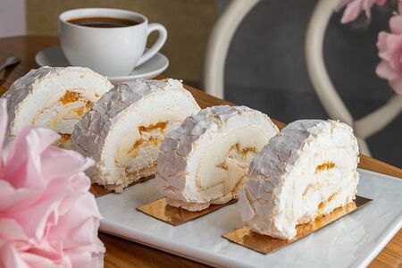 Меренговый рулет Манго-маракуйя