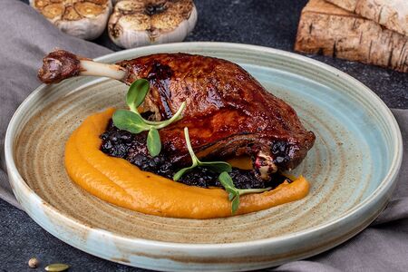 Утиная ножка с кремом из батата и ягодным соусом