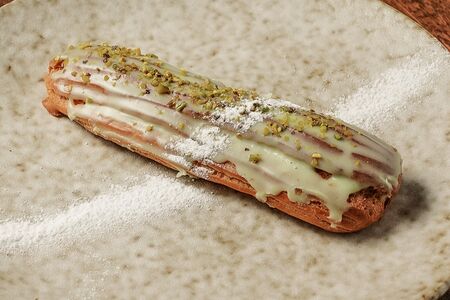 Эклер Фисташковый