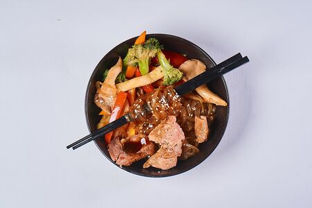 Фунчоза со свининой в свит-чили Мах