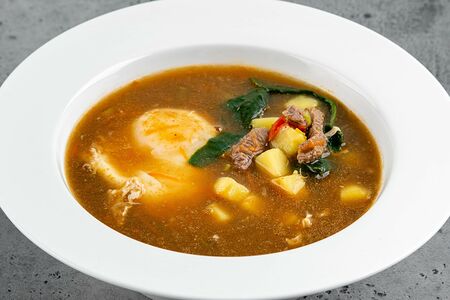 Суп из телятины с яйцом пашот