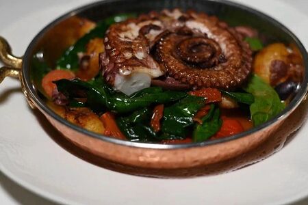 Осьминог с бейби-картофелем и томатами