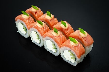 Филадельфия с копчёным лососем и огурцом