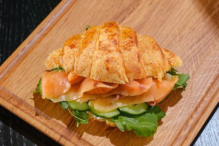 Круассан с лососем, сливочным сыром и огурцом