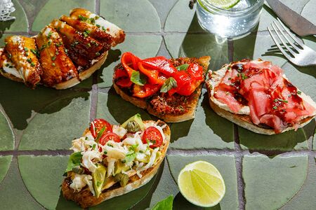 Брускетта с вялеными томатами и запеченным перцем