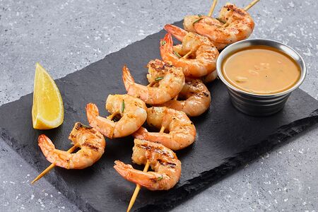 Креветки на гриле с соусом манго-чили