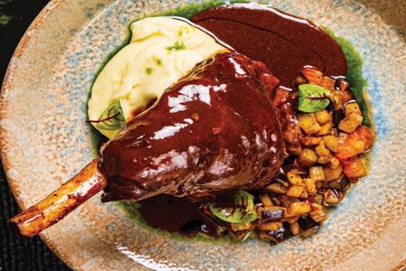 Томлёная голень ягнёнка