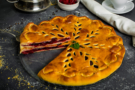 Пирог сдобный с вишней