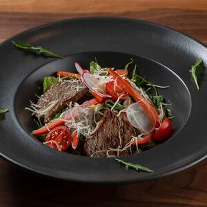 Теплый салат с говядиной