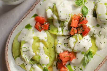 Равиоли с цыпленком и сырным соусом