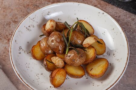 Мини-картофель с розмарином и чесноком