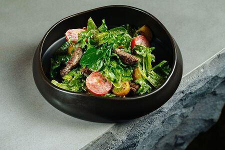 Теплый салат с говядиной