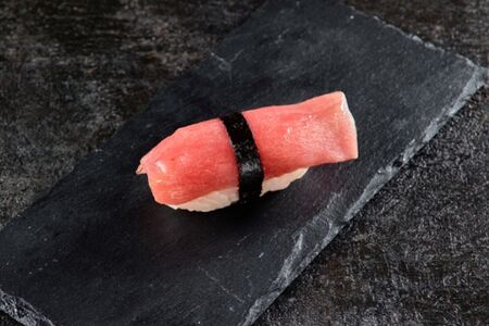 Нигири с тунцом