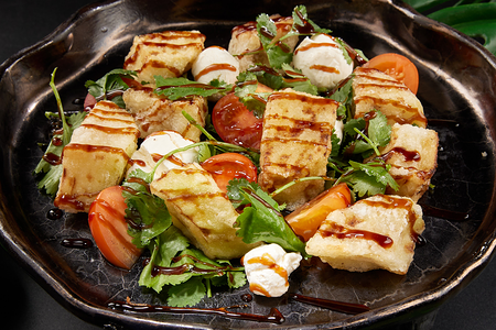 Хрустящие баклажаны с томатами и сыром