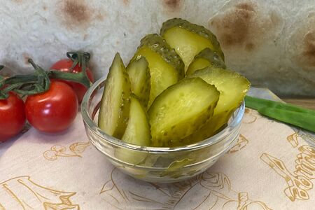 Маринованные огурцы в отдельном контейнере
