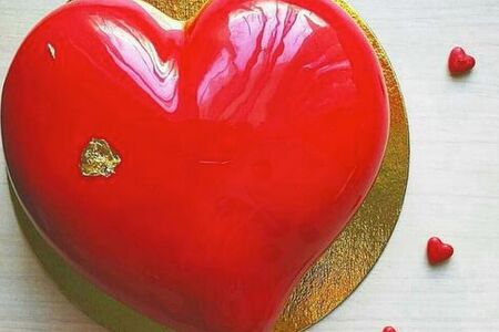 Муссовый торт-сердце красный
