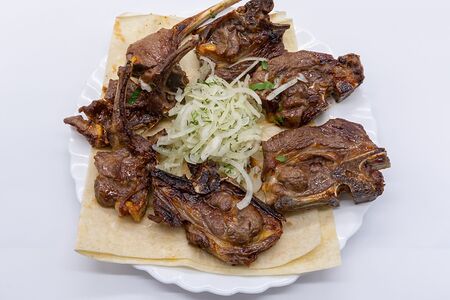 Вкусная тарелка с шашлыком из баранины