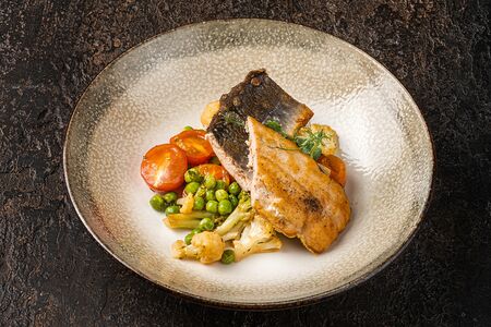 Кета на гриле с жареными овощами