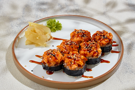 Запеченный острый ролл с лососем