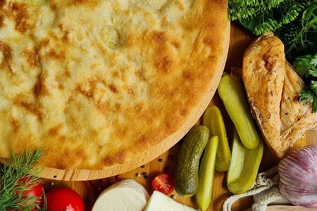 Осетинский пирог с копчёной курицей, сыром и огурцом
