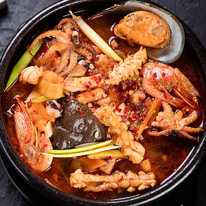 Суп Самсонтаро кукпаб хит (с морепродуктами)