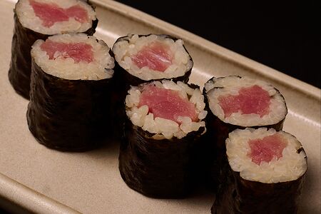 Ролл с тунцом