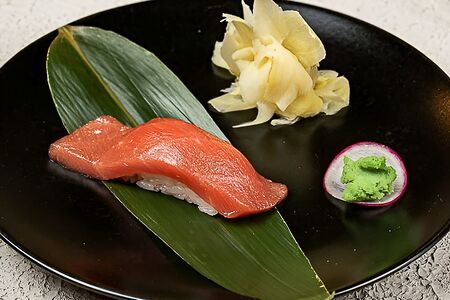 Суши с тунцом