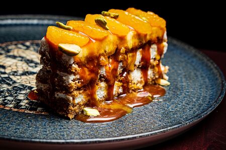 Морковный кейк с мандаринами и ягодами годжи