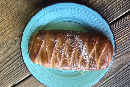 Плетенка с творогом и ежевикой