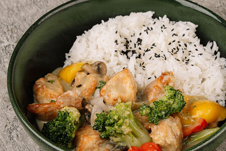 Куриное филе в зеленом соусе карри