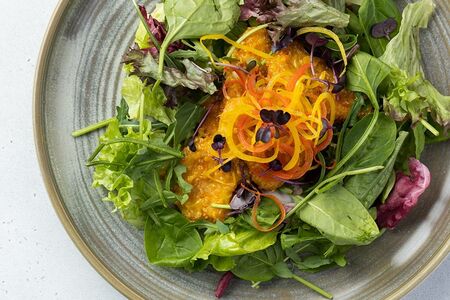 Салат с куриной грудкой в соусе карри