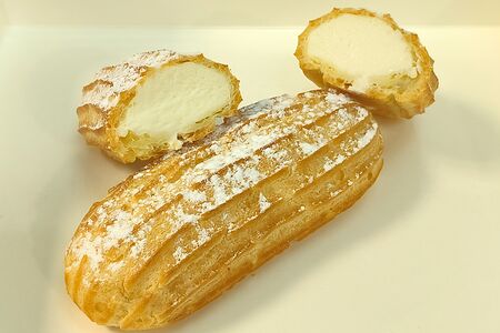 Пирожное Эклер с заварным кремом